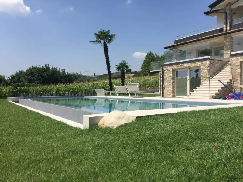 Villa contemporanea con piscina