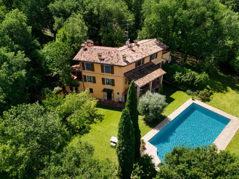 Casale con parco e piscina