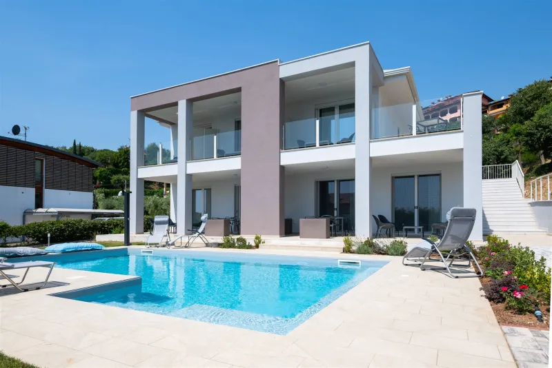 Villa con piscina vista lago