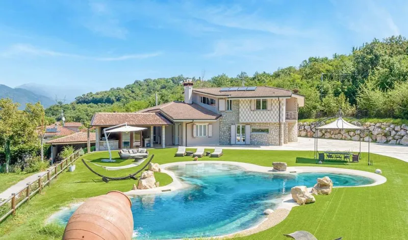 Villa con parco e piscina