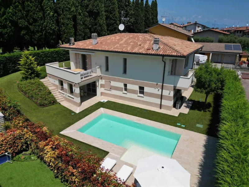 Villa con piscina e giardino